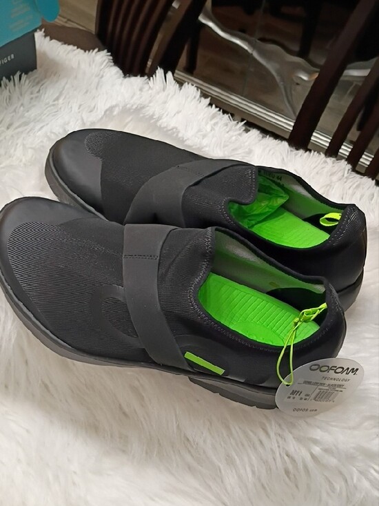 OOFOS OOmg Low Shoes Mens Black Slip-On Recovery Loafers with Lime Green Accents main image 6